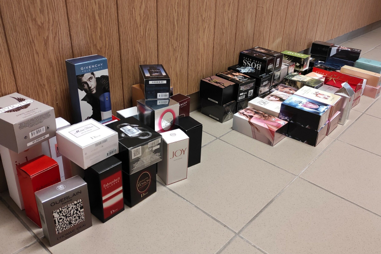 Hamis parfümöt árult, a NAV is akart vásárolni