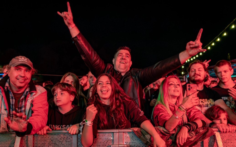 Pezseg most az élet, koncertözön a Bridge-ben