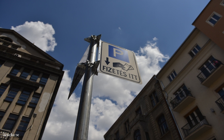 Öt éve törvénytelen a parkolás Erzsébetvárosban, Budapesten