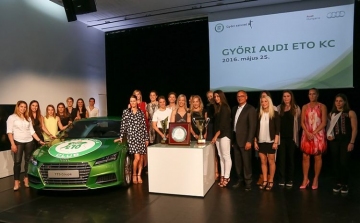 Szurkolói várták a bajnok Audi ETO KC csapatát Győrben 