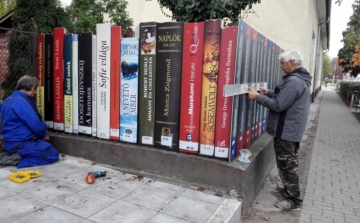 Könyvekből kerítés