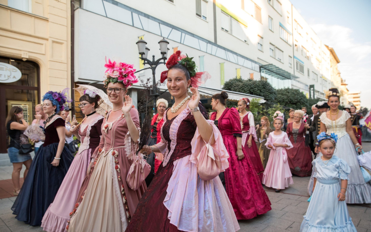 Betelt a létszám a barokk esküvő statisztáinál