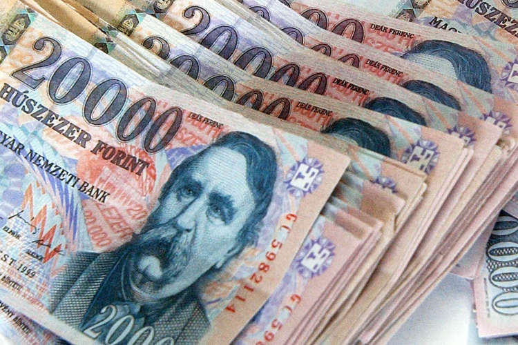 Többmilliót szerző pénzhamisító banda ellen emeltek vádat