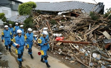 Földrengés Oszakában- több mint 40 sérült, egy 9 éves kislányra ráomlott az uszoda fala, meghalt