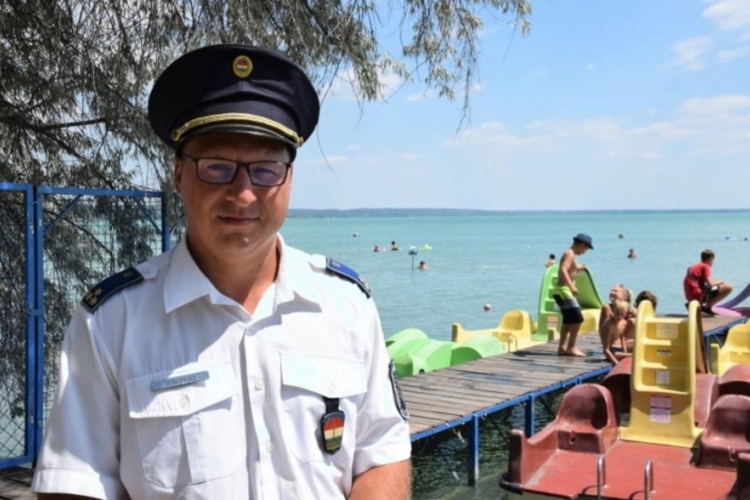 Élettelenül lebegett a Balatonban – a szabadnapos rendőr megmentette
