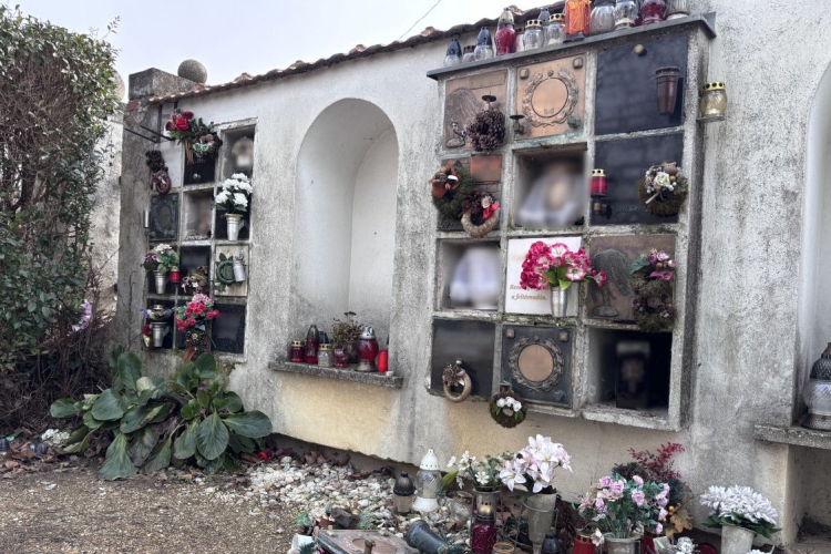 Rongálás a Révfalui temetőben