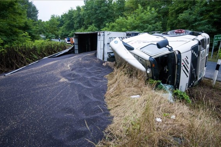 Busz és kamion ütközött a 83-as főúton - tizenöt sérült - újraindult a forgalom