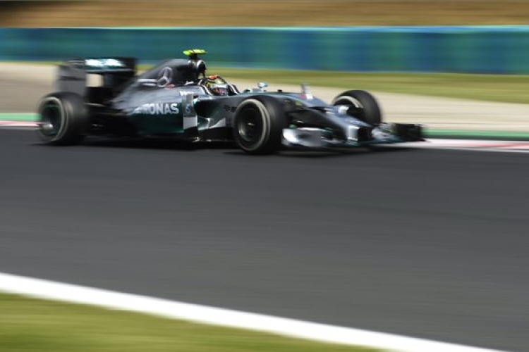 Magyar Nagydíj - Rosberg az élről, Hamiltonnak kigyulladt az autója