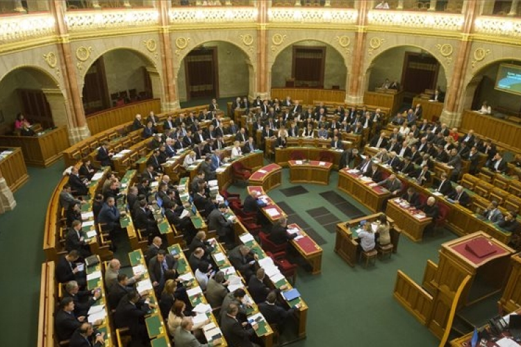Kétnapos üléssel kezdi meg őszi ülésszakát a parlament 