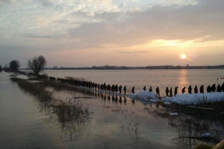 Segítsünk! Szúnyogriasztó és naptej kellene a gátakon dolgozóknak