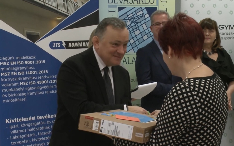 Rászoruló diákoknak gyűjtöttek a „belvárosi angyalok”