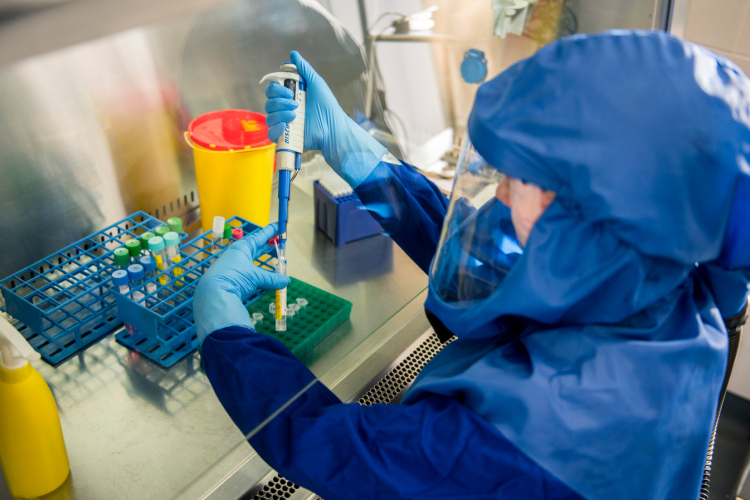 A fertőzöttek száma 128,2 millió, a halálos áldozatoké 2,8 millió a világon