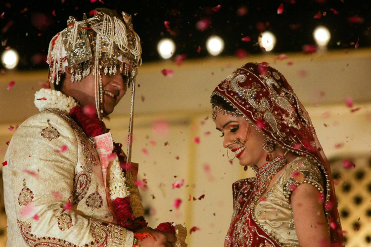 Száz repülővel viszik a násznépet egy esküvőre