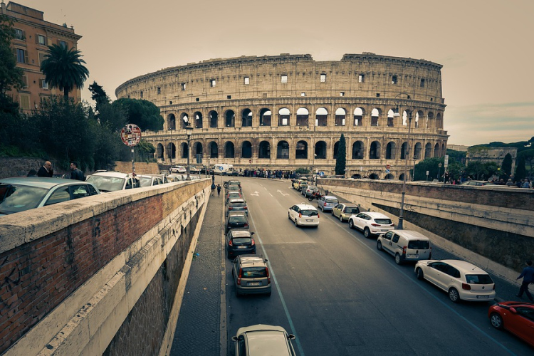 Hétfőtől enyhítik a korlátozásokat Olaszországban