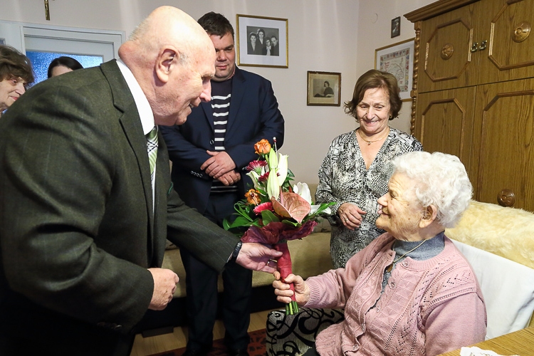 104 éves nénit köszöntöttek Győrben 