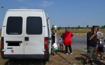 A gépkocsi rakterében migránsok tartózkodtak Hegyeshalomnál