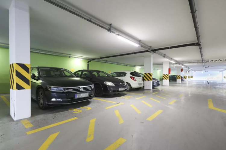 Festik a burkolatot a Vásárcsarnok parkolóházban