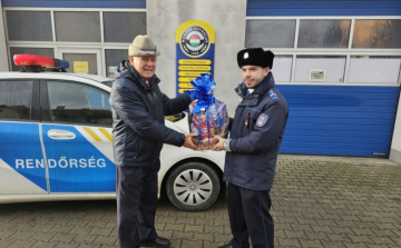 Különleges ajándékot kapott két rendőr