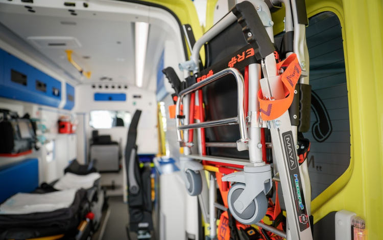 Új mentőautót kapott a győri állomás is