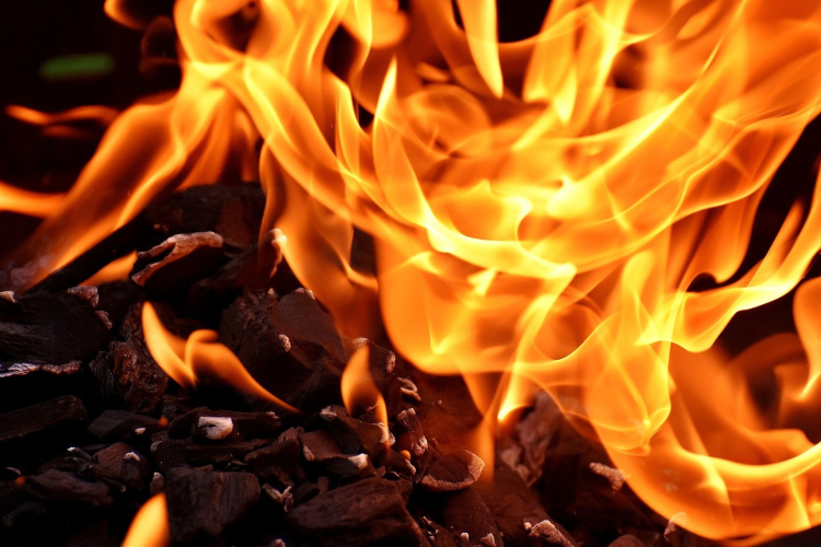 Fél év alatt 146 lakástűzhöz vonultak a tűzoltók a vármegyében