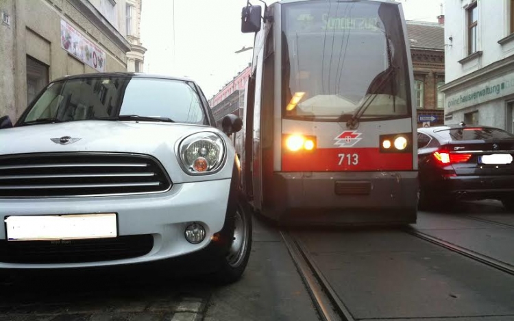 Naponta hat figyelmetlen autós tartja fel a villamosokat, buszokat Bécsben