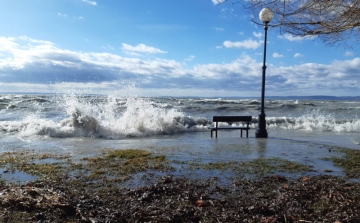 Átlökte a szélvihar a Balaton vizét a keleti medencébe 