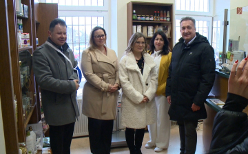 Bioboltban nyitottak postapontot Nagybajcson