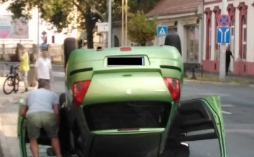 Felborult egy autó Győrben