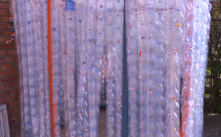 Műanyag palackból üvegház
