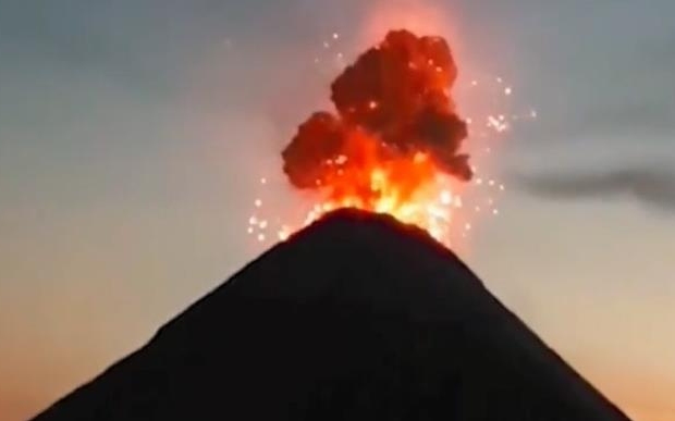 Vulkánkitörésre ébredtek, majd felvették videóra