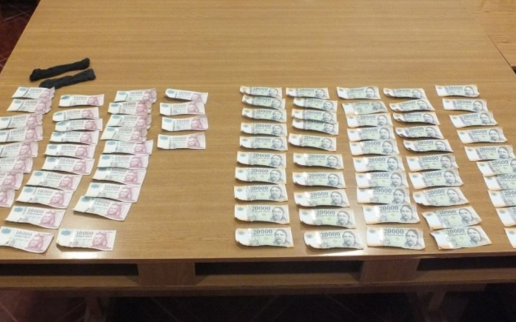 Több mint 1 millió forintot lopott egy nő