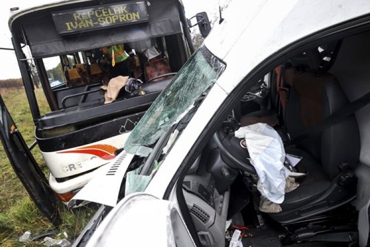 Busz és személyautó ütközött Győr megyében, tíz sérült