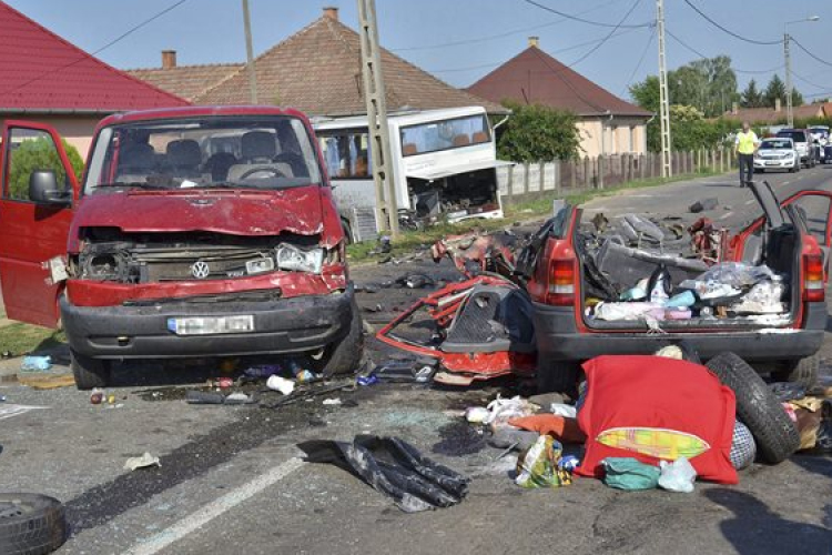 Öten haltak meg a szörnyű balesetben