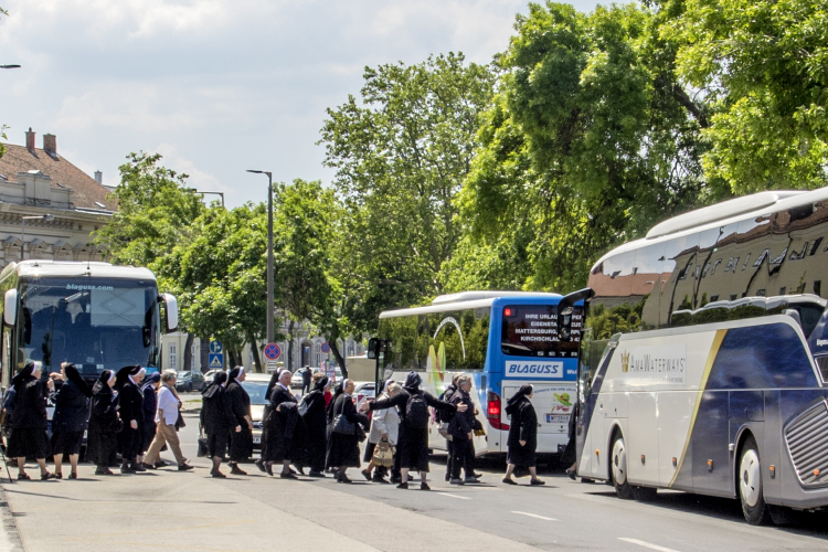 Ritka látvány: Apáca csoport vonult Győr belvárosában 