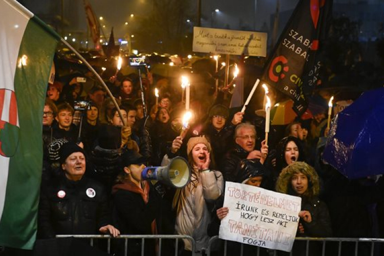 Az oktatásügyért tartottak demonstrációt a közmédia épülete előtt