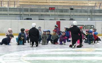 Apróságok vehetik birtokba a jégpályát