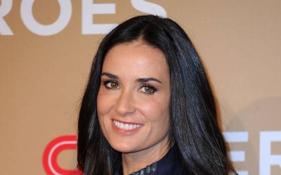 Demi Moore házastársi támogatást követel Kutchertől