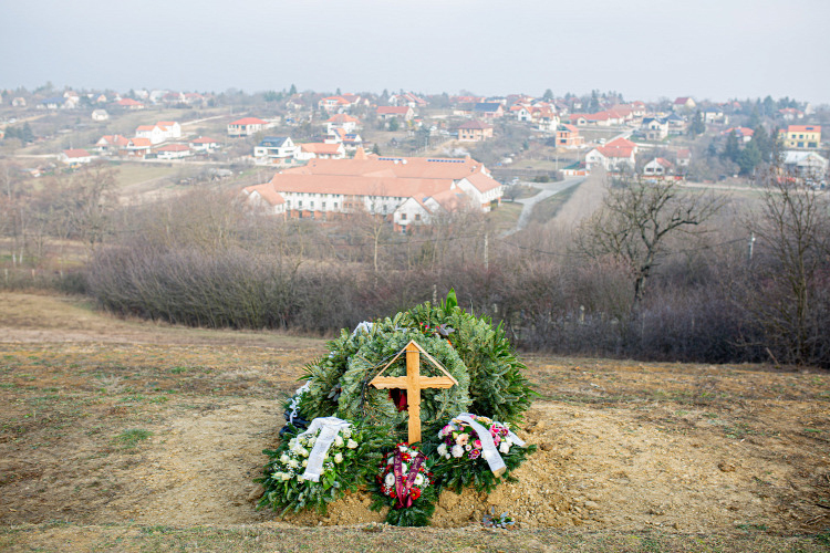 Teljesen felforgatták Gesztesi Károly sírját