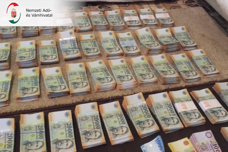 Alsónadrágba rejtették a telefont – Így akarták eltüntetni a bizonyítékokat az adócsalók