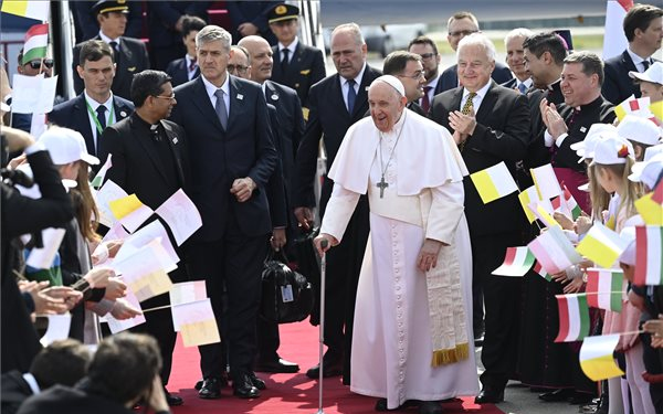 Pápalátogatás - Vak gyerekekkel, menekültekkel, szegényekkel és fiatalokkal találkozik Ferenc pápa
