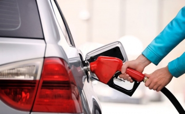 Csökken a benzin, emelkedik a gázolaj ára