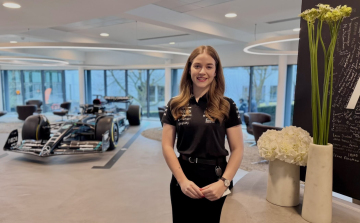 A Mercedes Forma–1-es csapatánál gyakornok