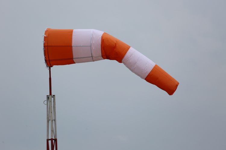 Meteorológia: az erős, viharos szél felkavarhatja a port