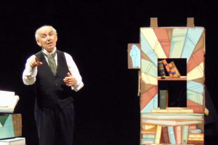 Üres nézőtér előtt tartott előadást egy olasz színész