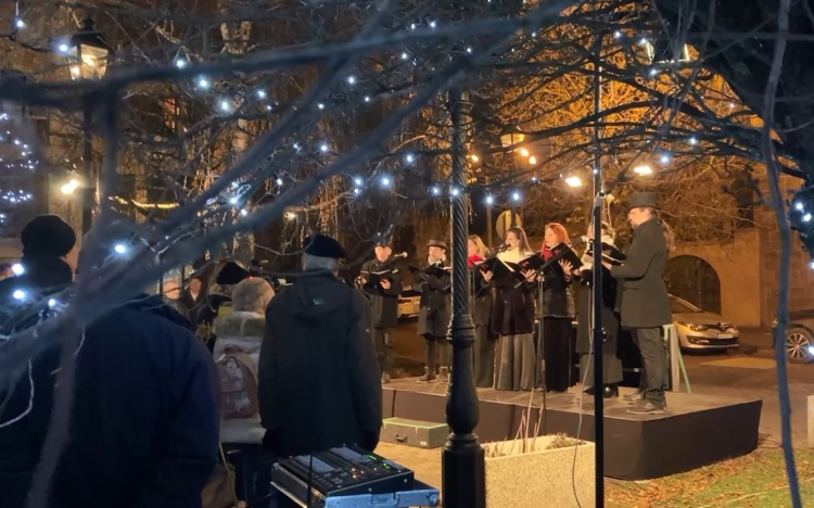 Gázlámpákkal tisztelegnek az elődök előtt