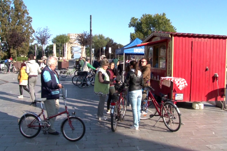 Forró lángost kaptak a bringások