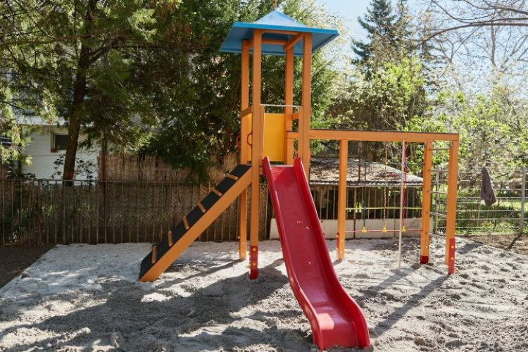 Megérkezett az utolsó adomány is a Bagolyvár Gyermekotthon megújuló udvarára