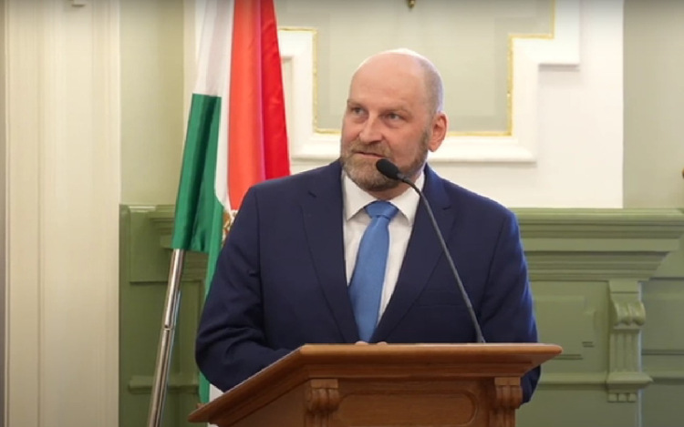 Nem, nem és nem: nincs második alpolgármestere Pintér Bencének