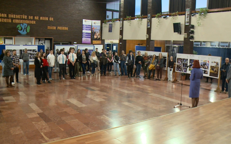 Diákok sajtófotóiból nyílt kiállítás Győrben
