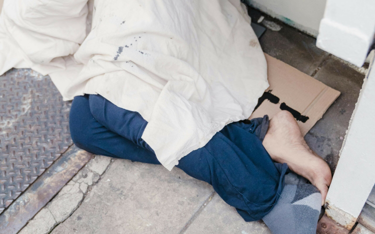 Hajléktalanokból rabszolgát csinált